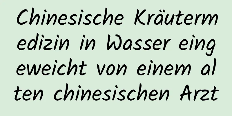 Chinesische Kräutermedizin in Wasser eingeweicht von einem alten chinesischen Arzt