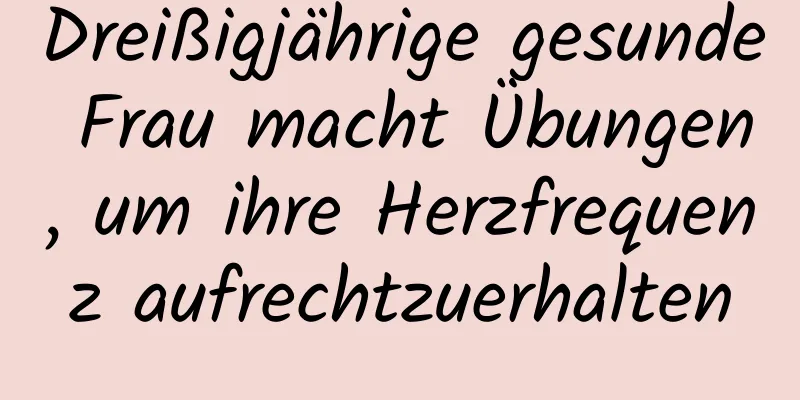 Dreißigjährige gesunde Frau macht Übungen, um ihre Herzfrequenz aufrechtzuerhalten