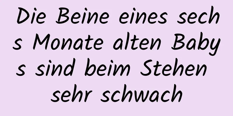 Die Beine eines sechs Monate alten Babys sind beim Stehen sehr schwach