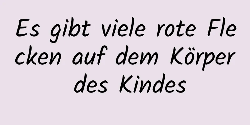 Es gibt viele rote Flecken auf dem Körper des Kindes